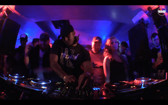 Photo of set DJ Q.