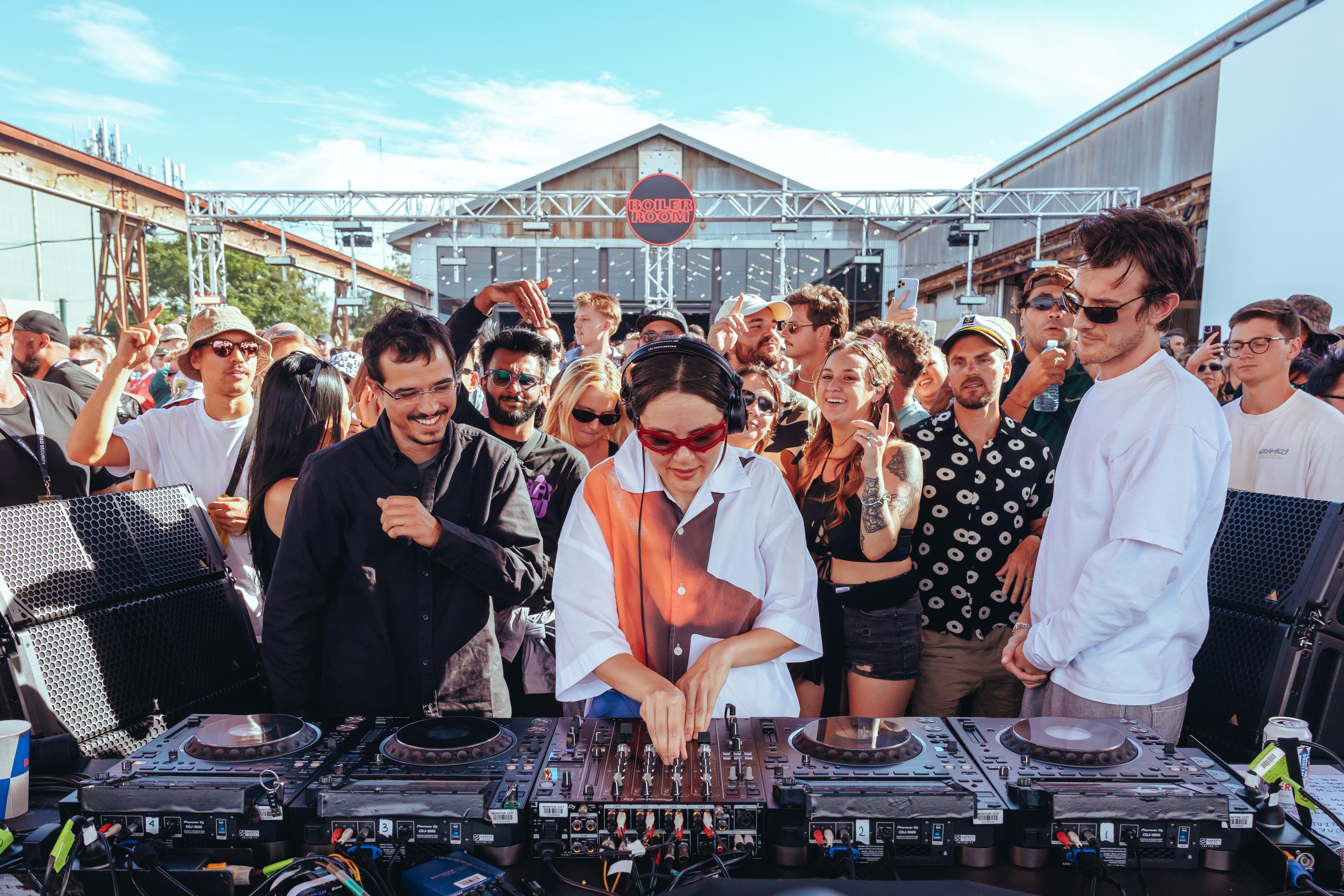 Photo of set Logic 1000 b2b DJ Plead b2b Big Ever.