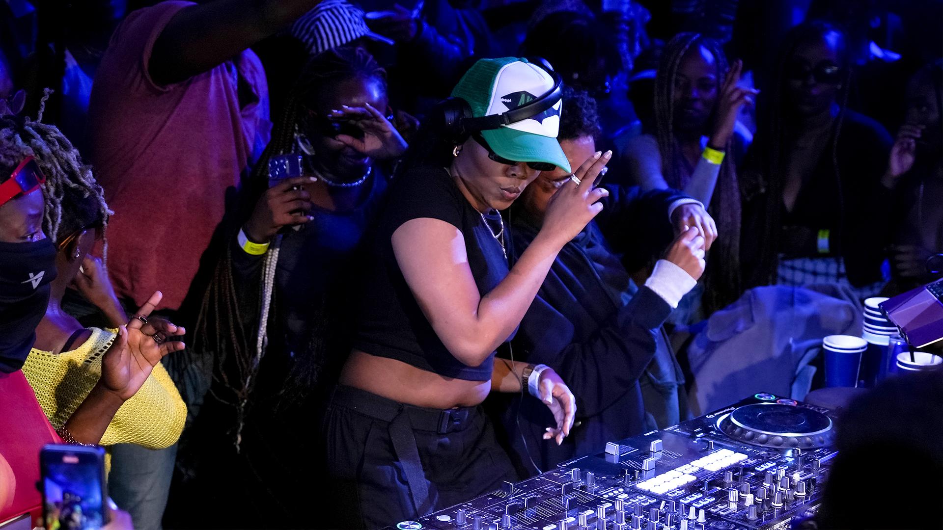 Photo of set DJ IV.