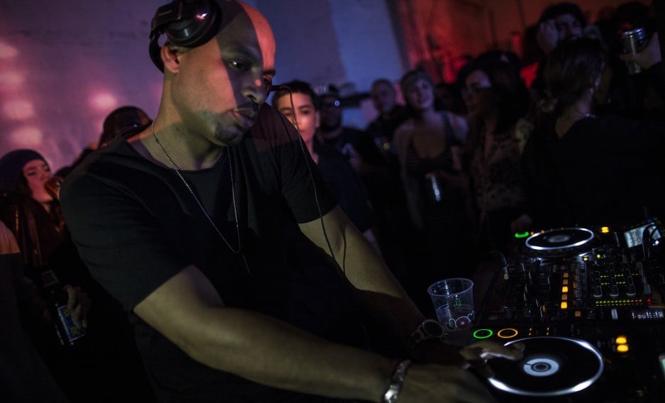 Photo of set Dennis Ferrer.