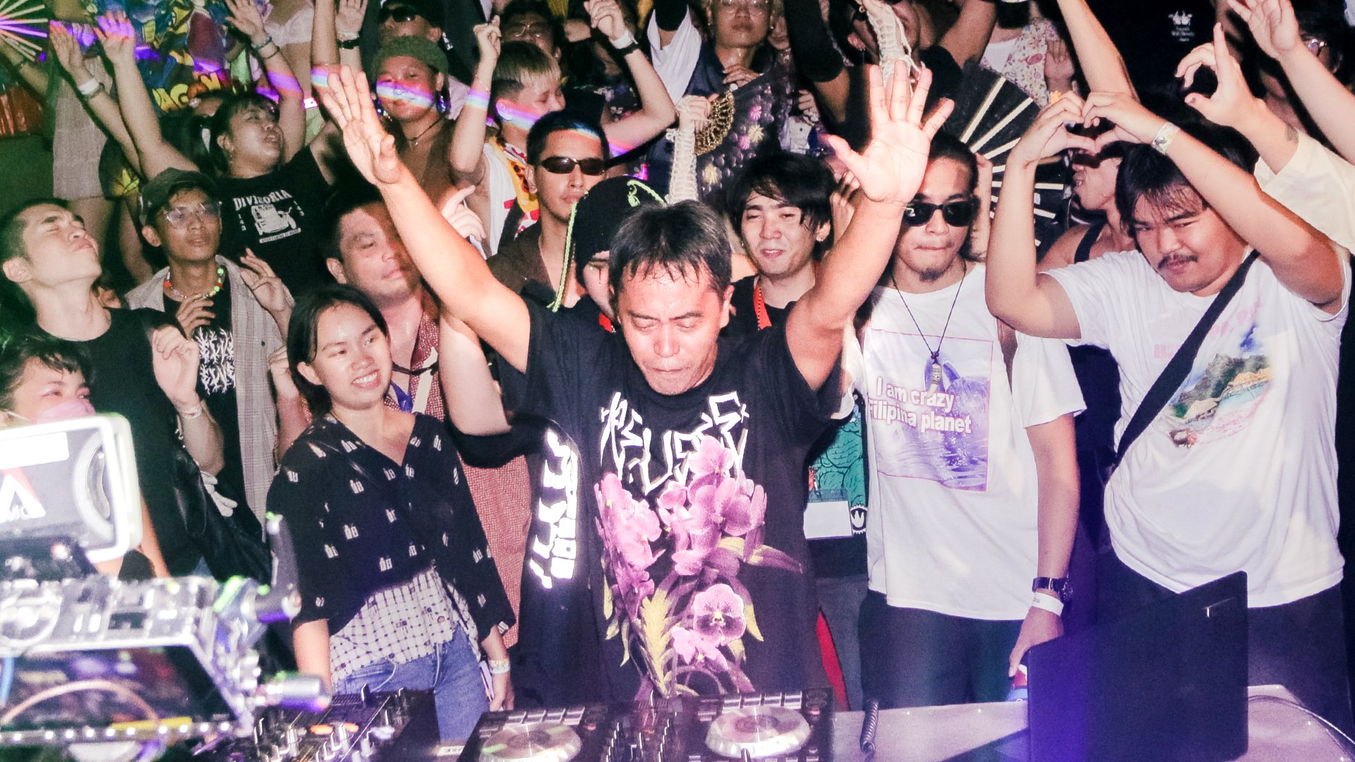 Photo of set DJ Love.