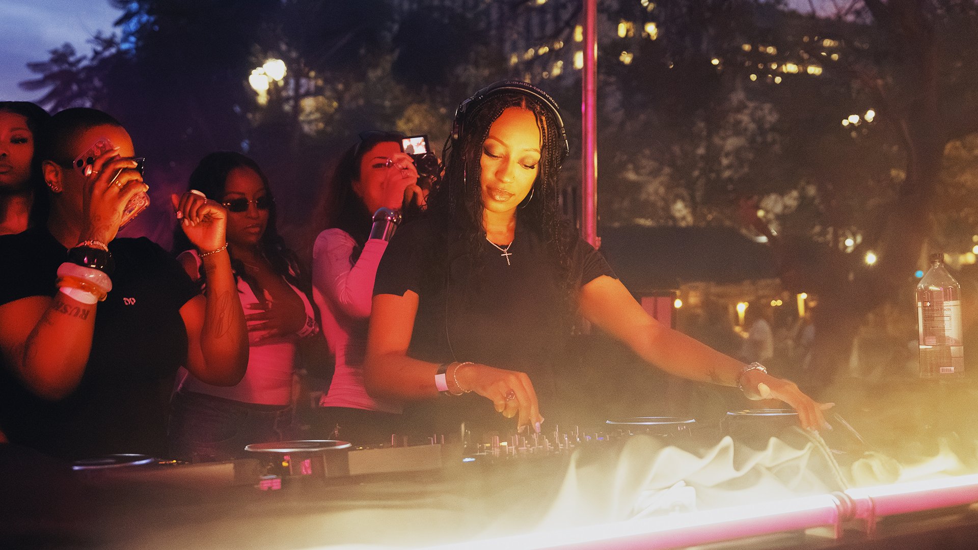 Photo of set WONDAGURL.