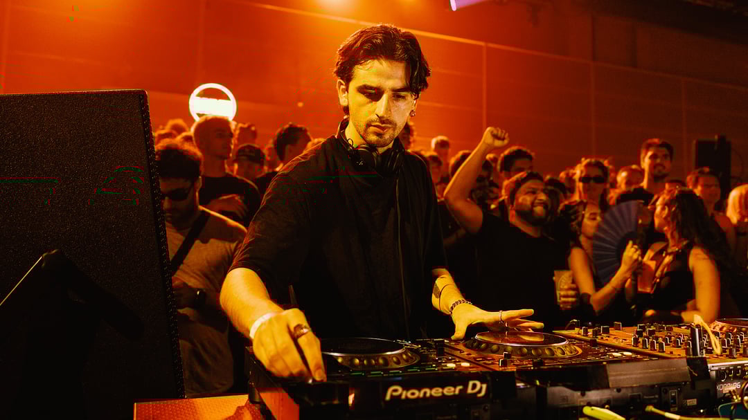 Photo of set Rene Wise.