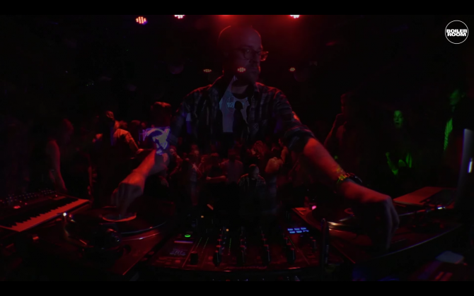 Photo of set Seb Chew.