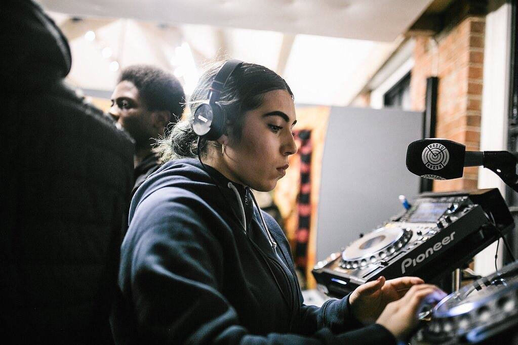 Photo of set Alia Loren.