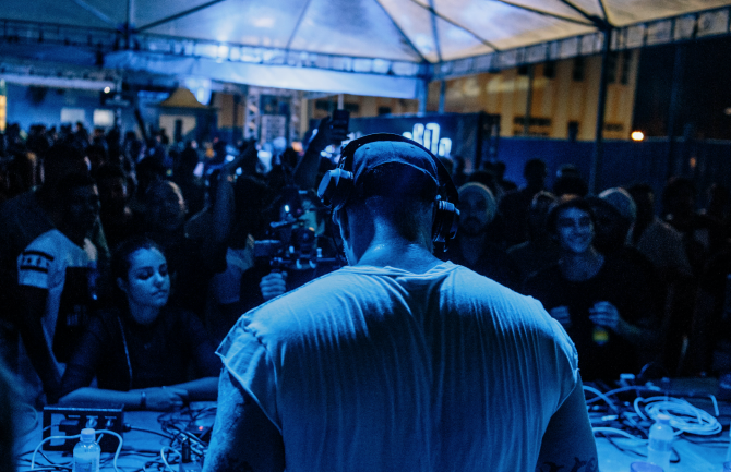 Photo of set Renato Ratier.