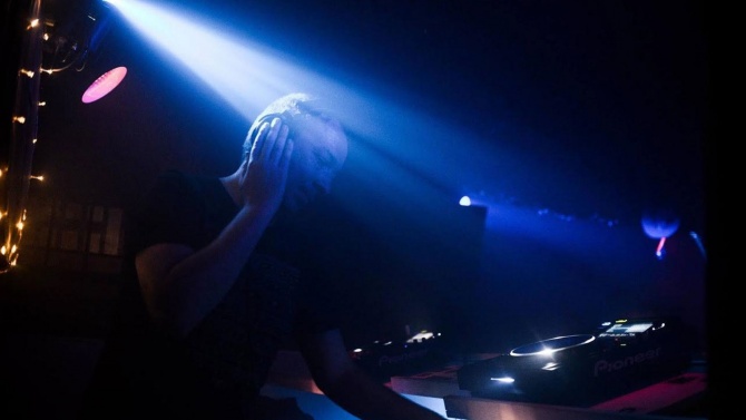 Photo of set Marc Schneider.