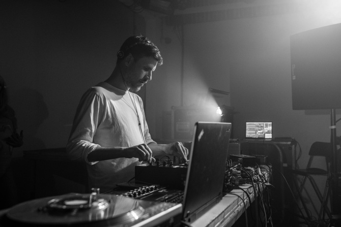 Photo of set Brooks.