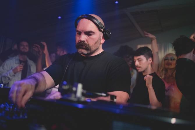 Photo of set Wes Baggaley.