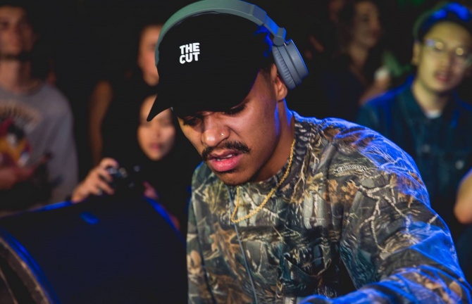 Photo of set Jarreau Vandal.