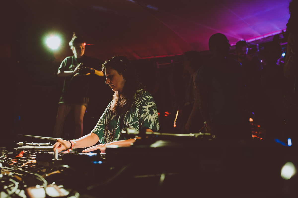 Photo of set Dana Ruh.