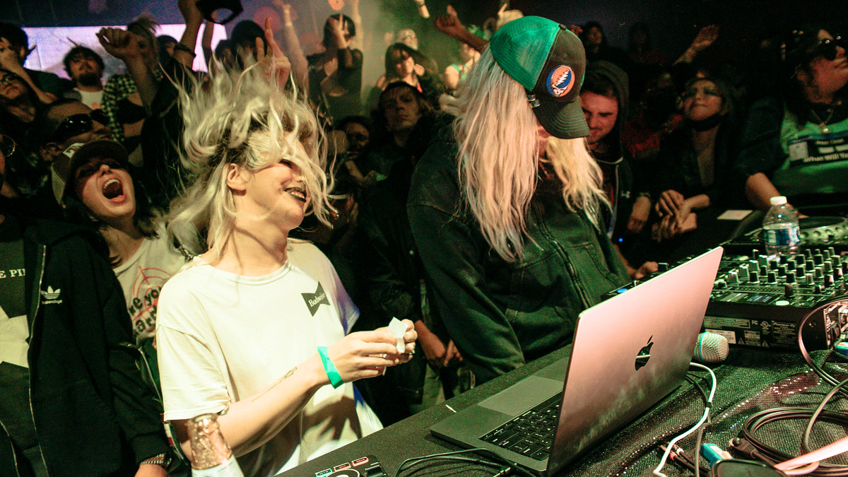 Photo of set 100 gecs.