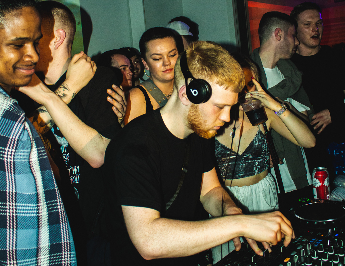 Photo of set Brooks.