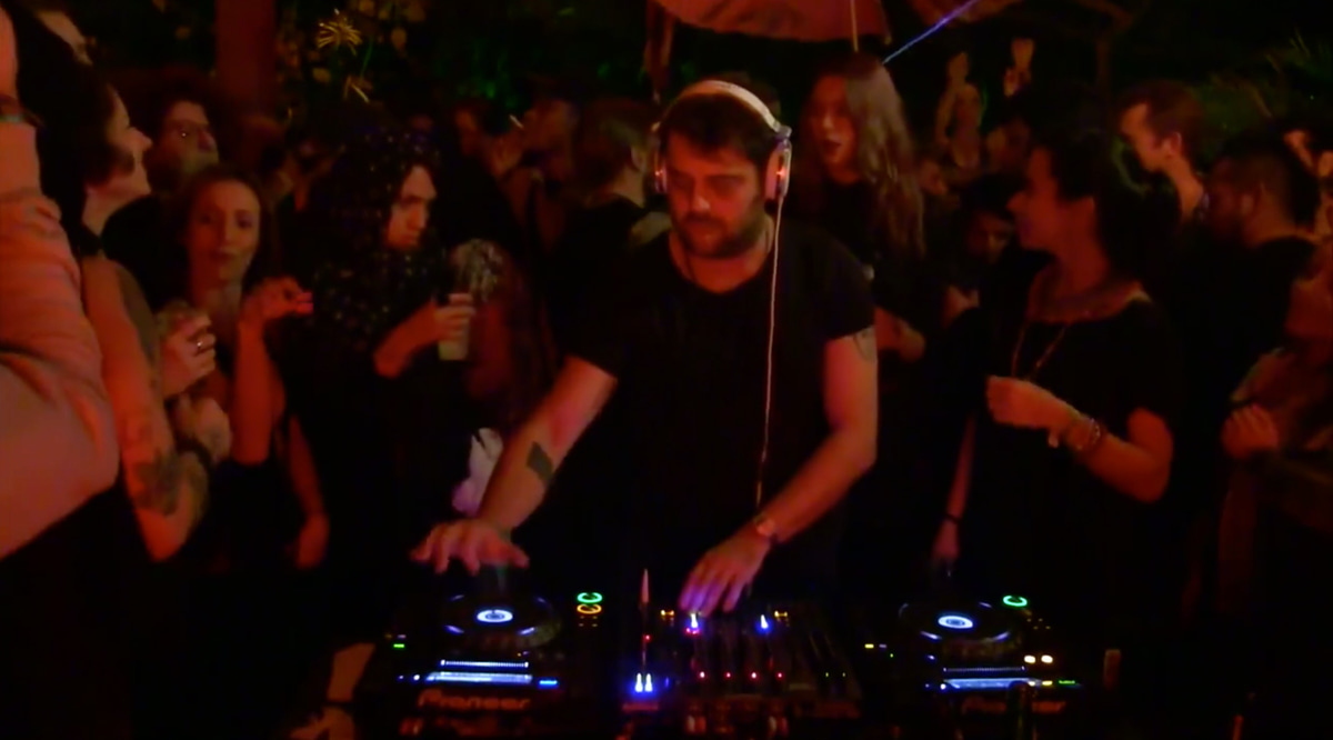 Photo of set DJ Tennis.