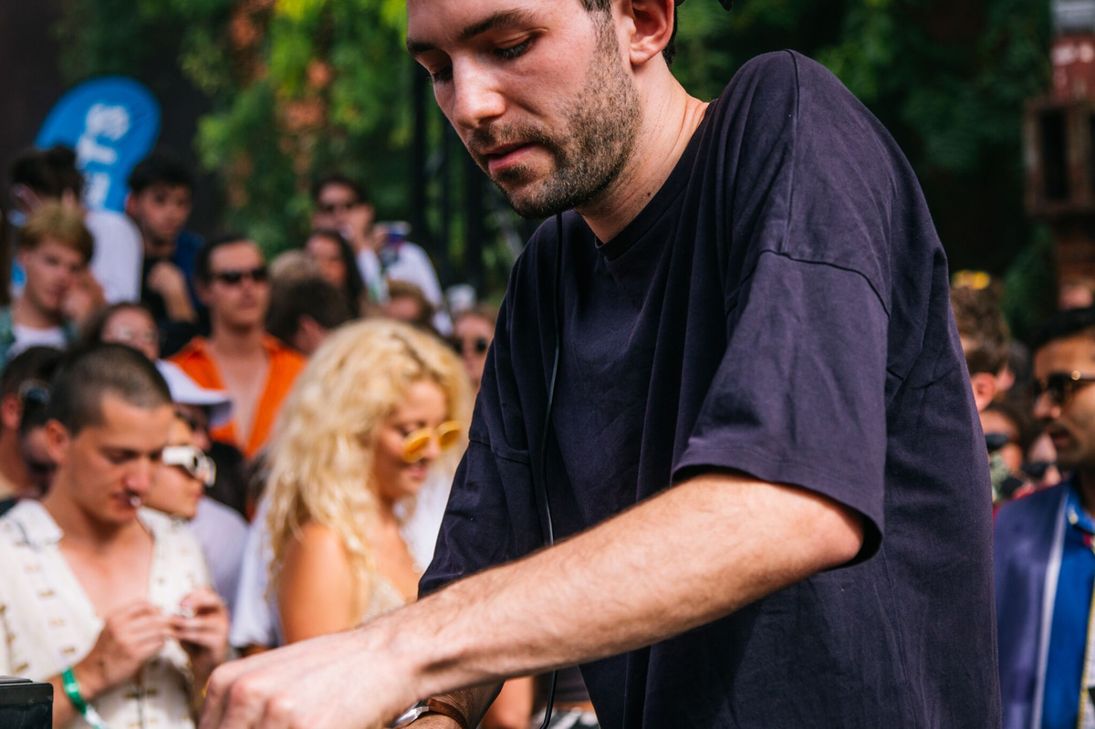 Photo of set Dan Shake.