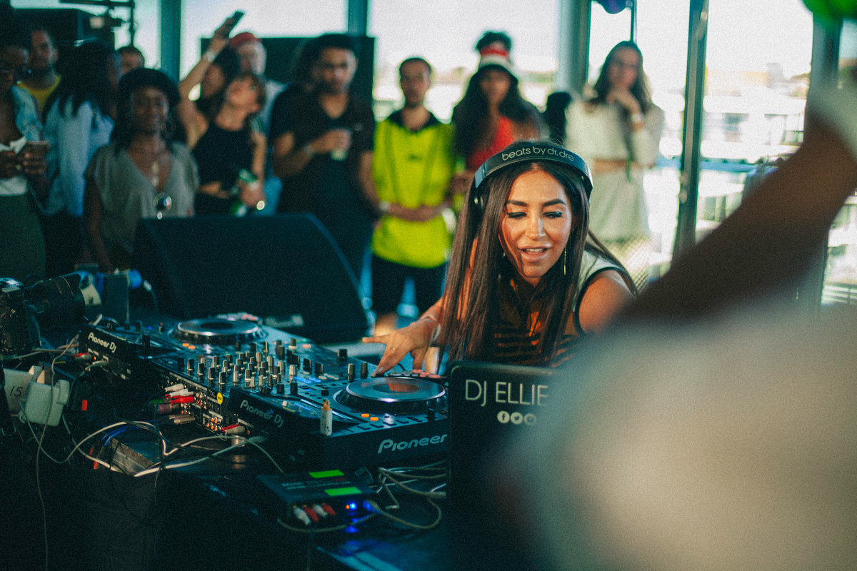 Photo of set Ellie Prohan.