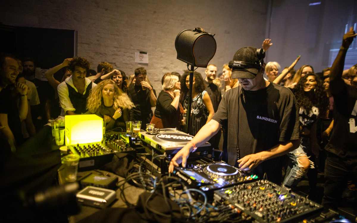 Photo of set Carlos Valdes.