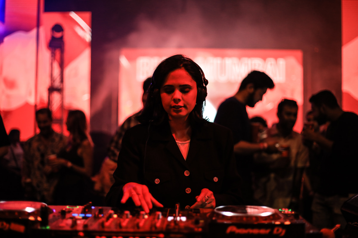 Photo of set Mor Elian.