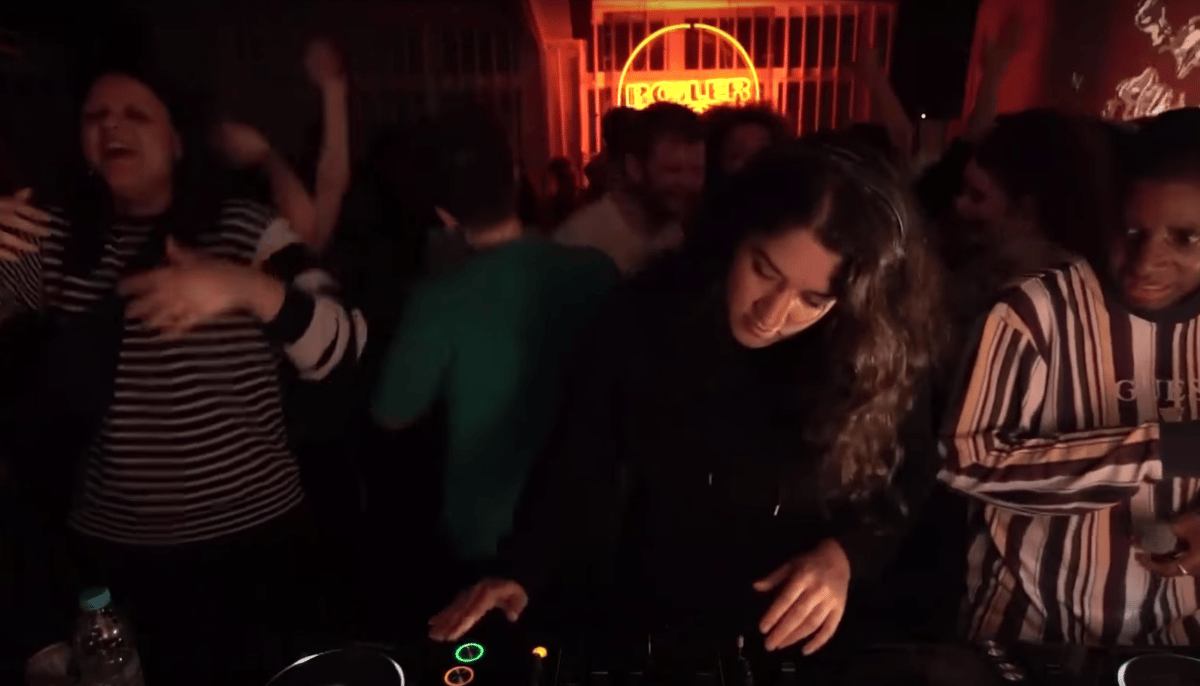 Photo of set Manara.