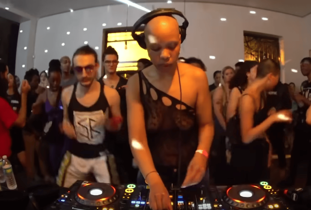 Photo of set Syanide.