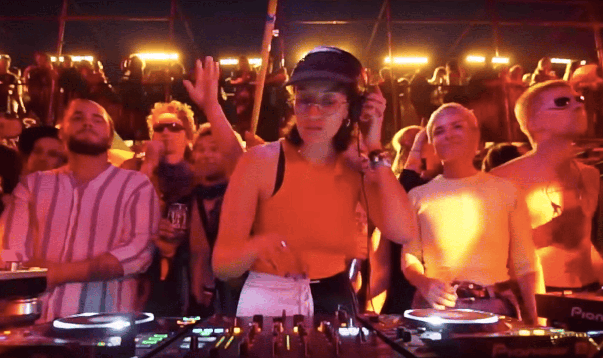 Photo of set Toni Yotzi.