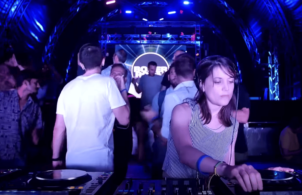 Photo of set Ana Helder.