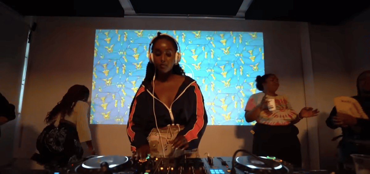 Photo of set Amal Omari.