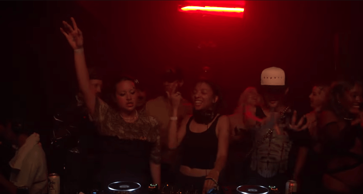 Photo of set Bapari.