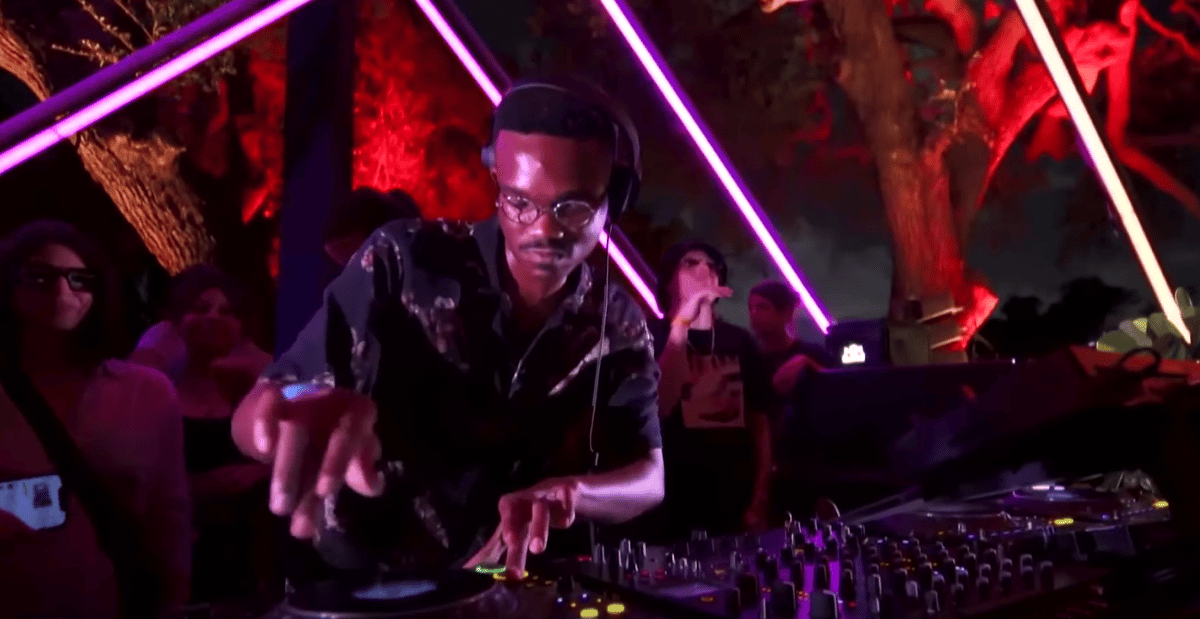 Photo of set Nii Tei.