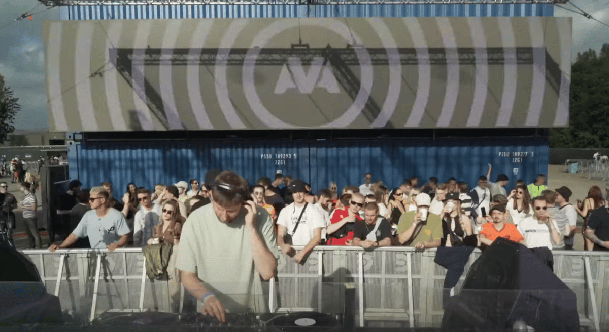 Photo of set Swoose.