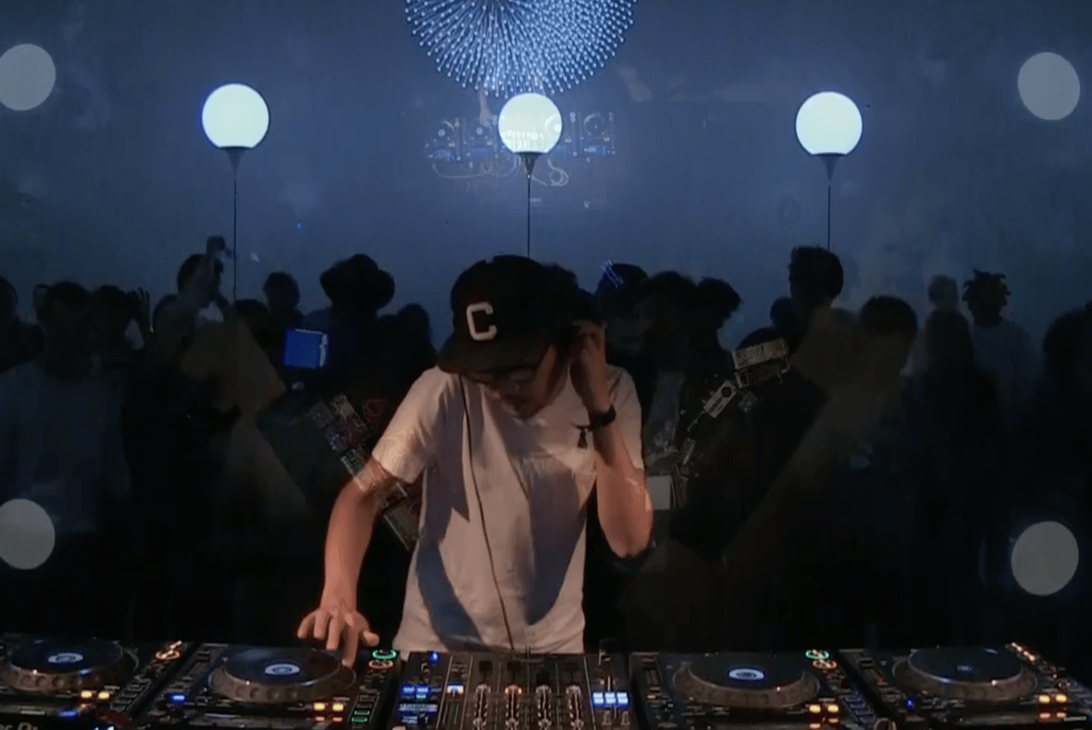 Photo of set Wata Igarashi.