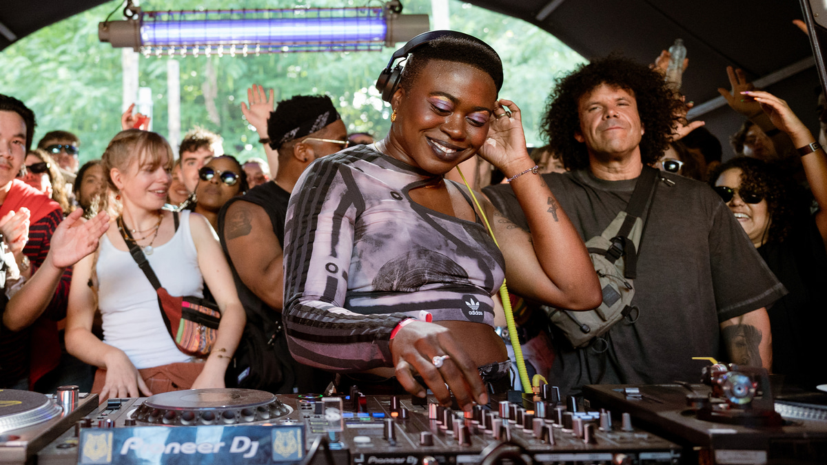 Photo of set Dee Diggs.