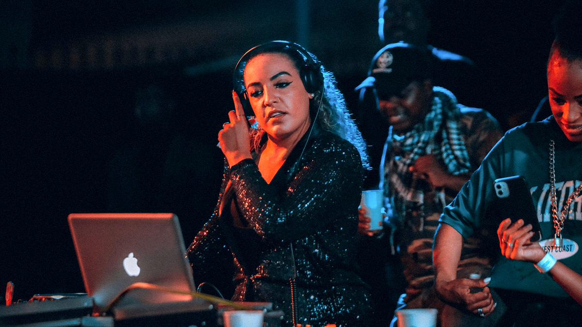 Photo of set DJ Leo Cris.