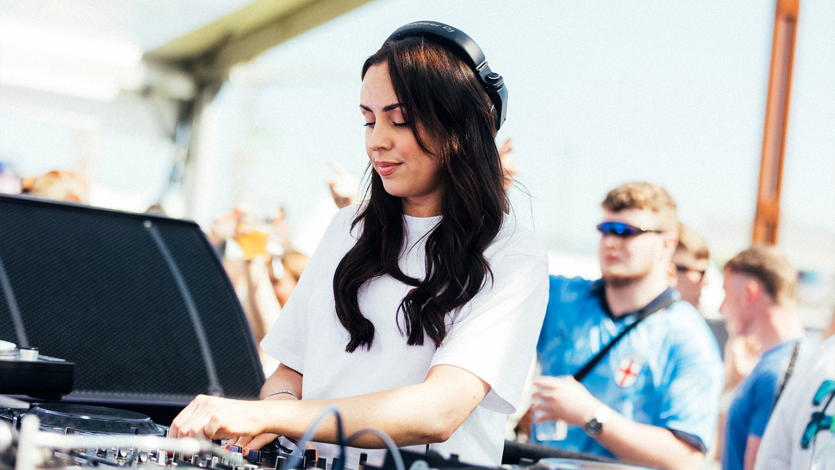 Photo of set Efa O'Neill.