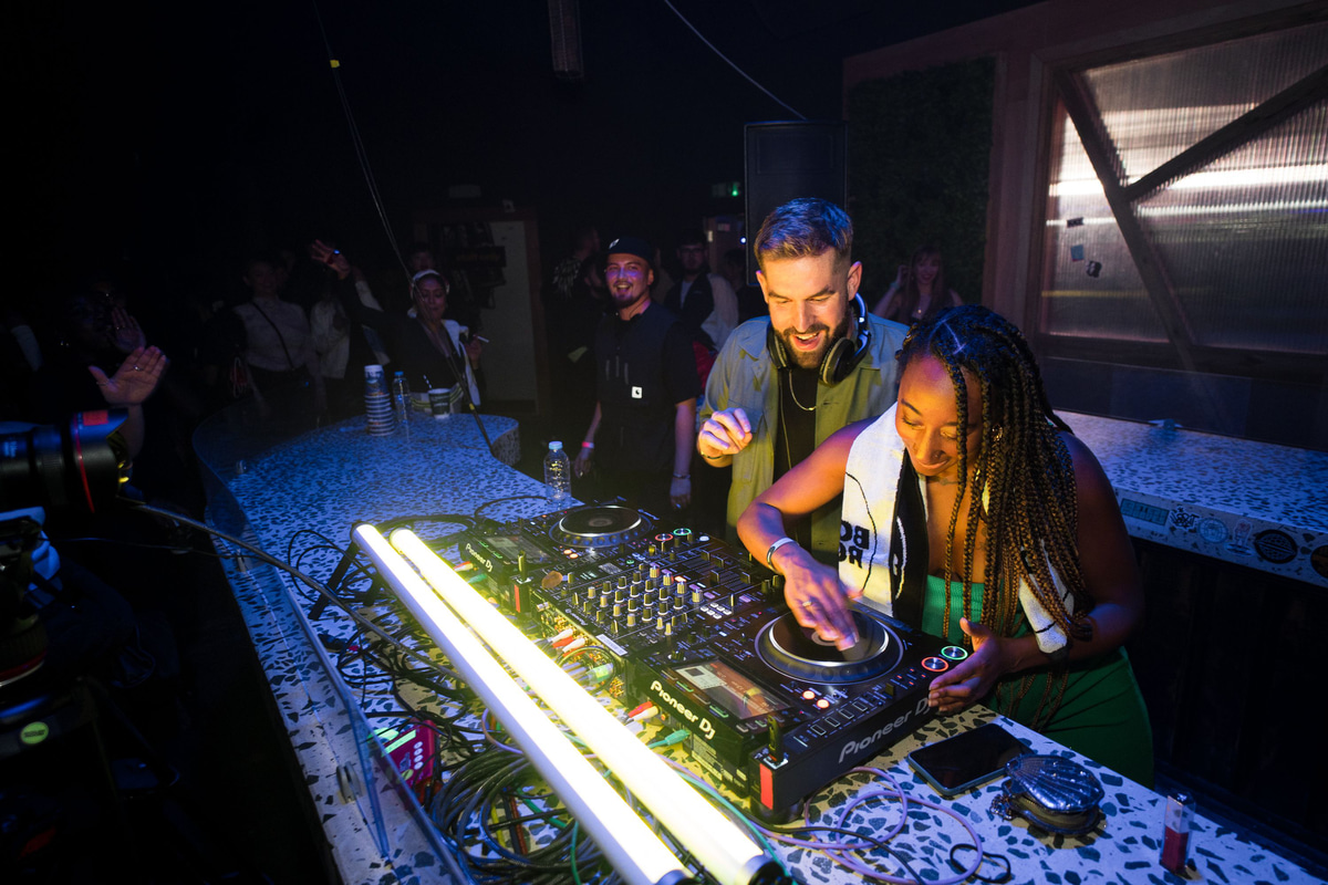 Photo of set Jamz Supernova B2B Sam Interface.
