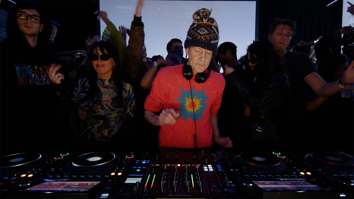 Photo of set Justin Strauss.