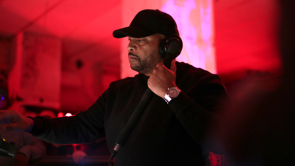 Photo of set Merlin Bobb.