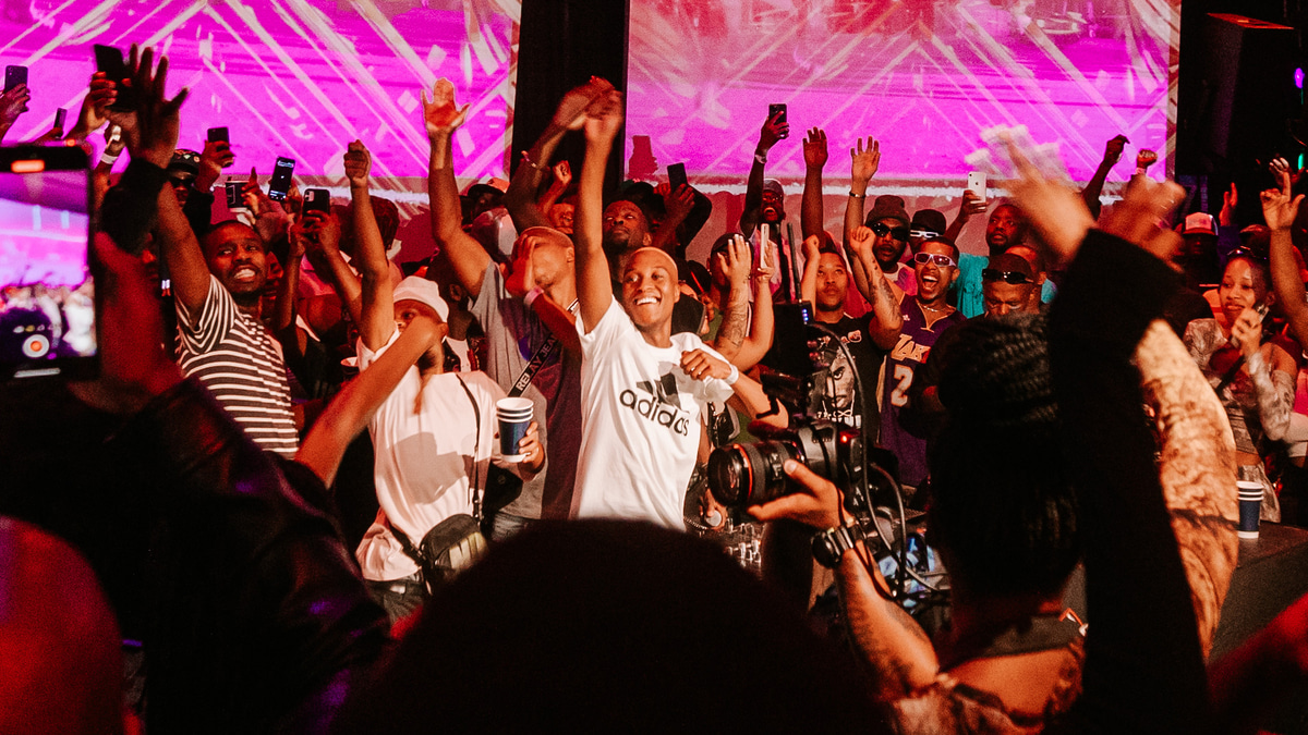 Photo of set Thabza Tee.