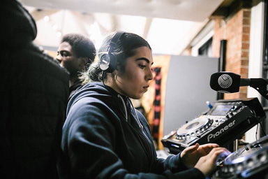 Photo of set Alia Loren.