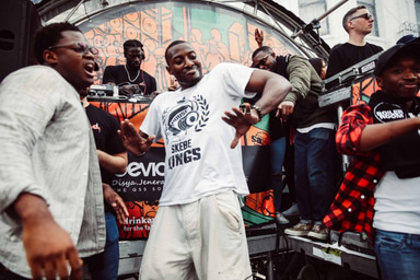 Photo of set Lil Silva.