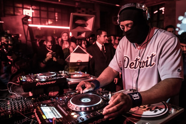Photo of set DJ Stingray.