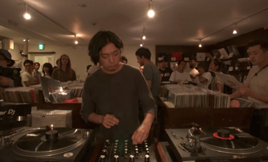 Photo of set Chee Shimizu.