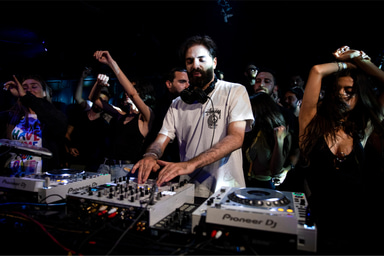 Photo of set Saadé.