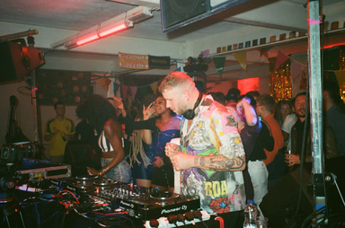 Photo of set Shay Malt.