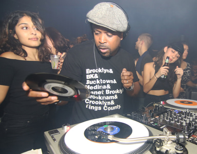 Photo of set DJ Spinna.