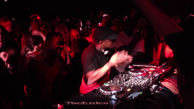 Photo of set DJ EZ.