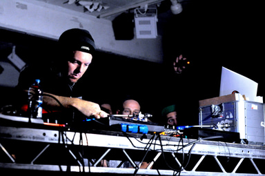 Photo of set DJ Shadow.