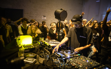 Photo of set Carlos Valdes.