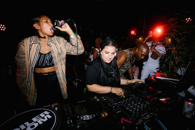 Photo of set Jubilee.