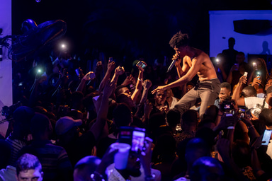 Photo of set Kwesi Arthur.